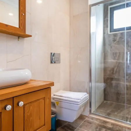 Kalamar 4 Bedroom Close To Shops And Restaurants Villa *
