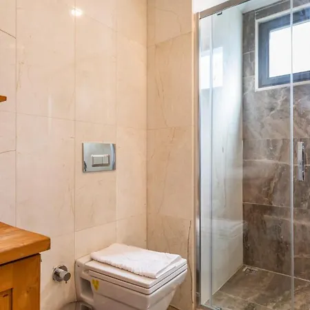 Kalamar 4 Bedroom Close To Shops And Restaurants