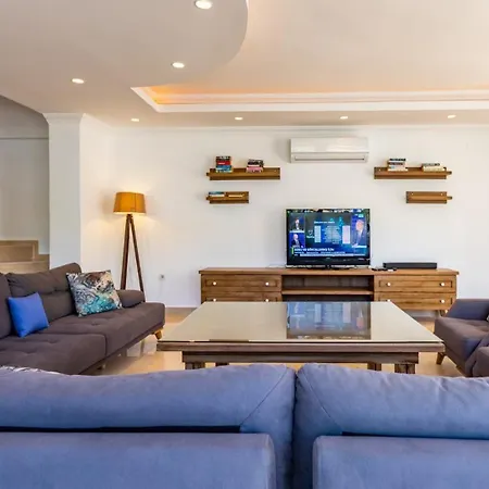 Kalamar 4 Bedroom Close To Shops And Restaurants *