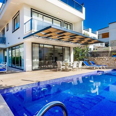 Kalamar 4 Bedroom Close To Shops And Restaurants Villa *