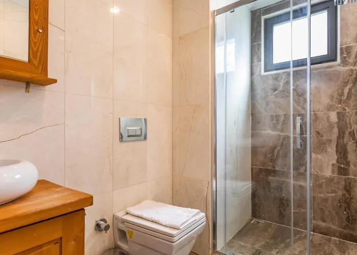 Kalamar 4 Bedroom Close To Shops And Restaurants